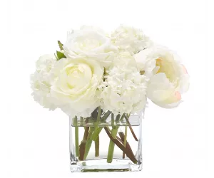 Цветы Пиони Роуз (Peony Rose), белые, в стеклянной вазе